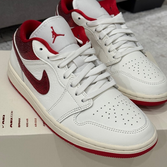 New women air Jordan 1 low se size us 9 - Picture 3 of 7